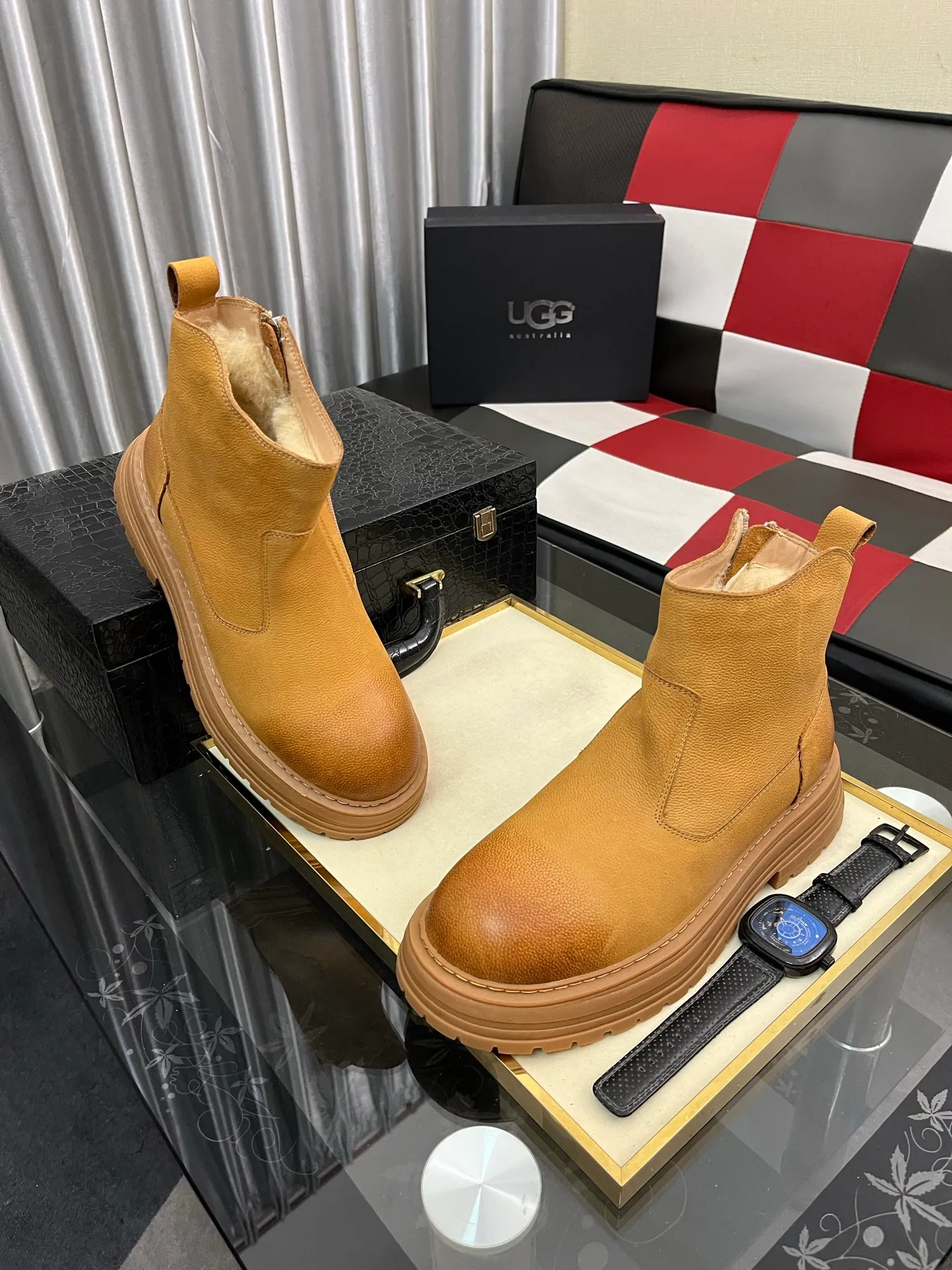 Ex-factory price: 680⌚️⌚️Thick wool imported from Australia Brand: UGG genuine purchasing agent Size: 39-44 (45 customized) Grade: Official website 1:1 Material: First layer of genuine leather waterproof and antifreeze upper Real wool lining Original non-slip and wear-resistant outsole Style category: Men's casual shoes Trendy style Comfortable on the feet Color: Official website color synchronization